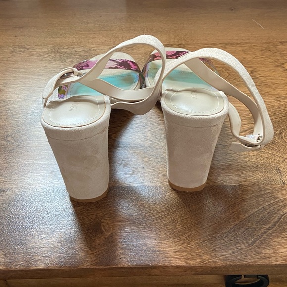 Kendall & Kylie beige suede sandal heels - Picture 6 of 8